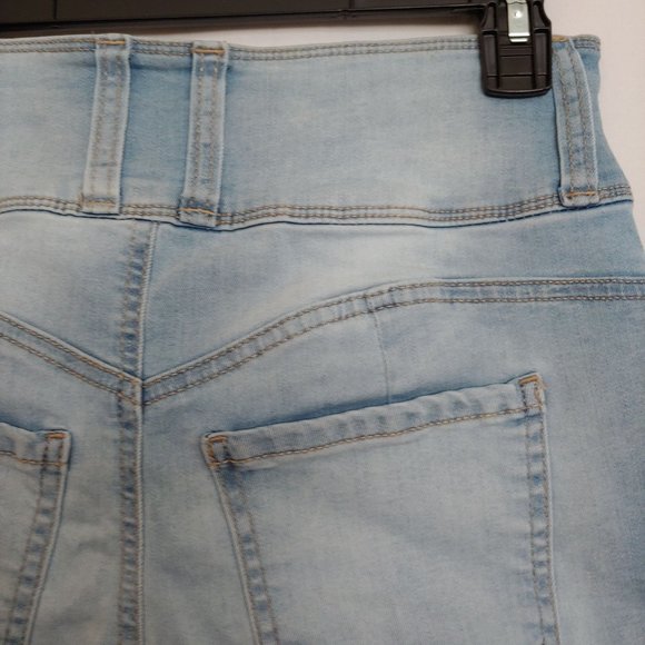 Ariya highrise 3 button light wash y2k jean shorts SIze 7 - Picture 7 of 10